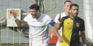 Veysel Sarı direğe takıldı