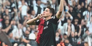 Beşiktaş’ın genç futbolcusu sakatlanarak maça devam edemedi!