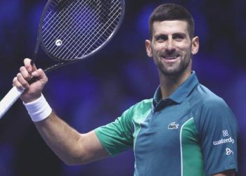 Djokovic, tepeyi garantiledi