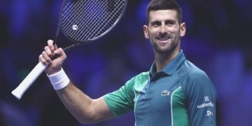 Djokovic, tepeyi garantiledi