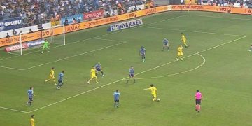 Ferdi Kadıoğlu uzaklardan denedi