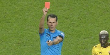 Hakan Yakın kırmızı kart gördü