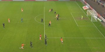 Hakim Ziyech’in ortası direkte patladı!