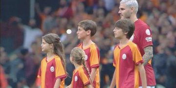 Icardi ailesi maç öncesi seremonisinde!