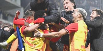 Jonathan Gradit’ten altın kafa!