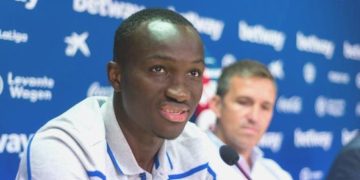 Maç sırasında kötüleşen futbolcu hayatını kaybetti!