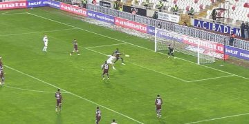 Manaj’ın baş vuruşu direkte patladı