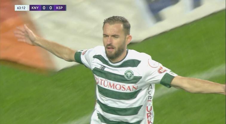 Oyuna girdi maça damga vurdu