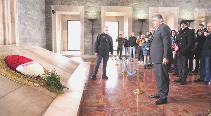 Serdal Adalı Anıtkabir’i ziyaret etti