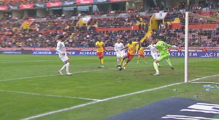 Aylton kale önünde kaçırdı! İşte o anlar…