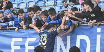 Aytaç Kara’dan yürekleri ısıtan gol sevinci