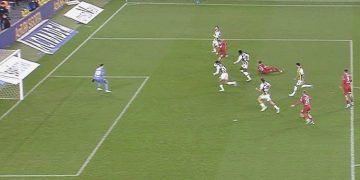 Burak Kapacak’ın şutu direğin tabanından dışarda