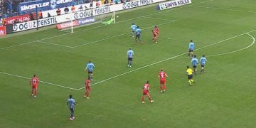 Dayanılmaz baş vuruşu direkten döndü