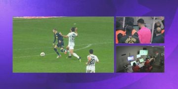 Derbide kırmızı kart VAR’dan döndü! İşte o anlar…