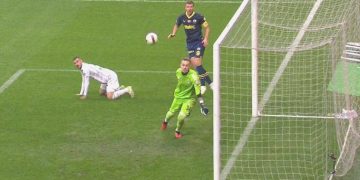 Edin Dzeko’nun vuruşu direği sıyırdı!