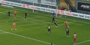 Efecan Karaca direğe takıldı