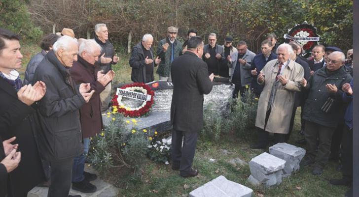 Eski Trabzonspor Lideri Özkan Sümer, mezarı başında anıldı