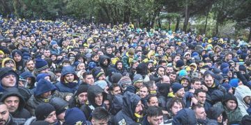 Fenerbahçe taraftarı Dolmabahçe’ye ulaştı