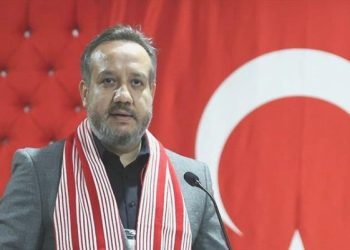 “Fenerbahçe ve Galatasaray kendi ortasında uğraş ediyor”