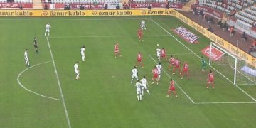 Kasımpaşa evvel direğe, sonra kaleciye takıldı