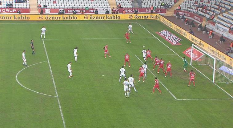 Kasımpaşa evvel direğe, sonra kaleciye takıldı