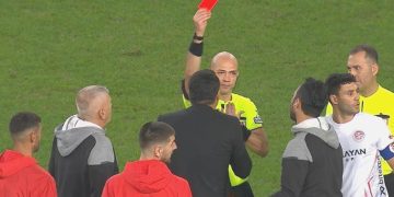 Maçın son düdüğü geldi, Volkan Demirel kırmızı kart gördü!