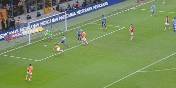 Oliveira’nın şutu direkte patladı