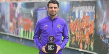 Rams Başakşehir taraftarından Leo Dubois’e ödül