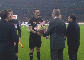 Rams Park’ta maç öncesi hakemlere çiçek verildi