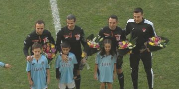 Refakatçi çocuklardan Mete Kalkavan’a çiçek sürprizi