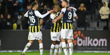 Fenerbahçe evinde Konyaspor’u farklı mağlup etti