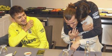 Çağlar Söyüncü yeni grup arkadaşlarıyla buluştu