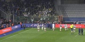Fenerbahçe futbolcuları galibiyeti taraftarı ile kutladı!