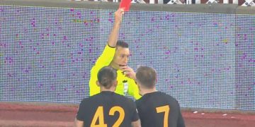 Galatasaray 90+6. dakikada 10 kişi kaldı