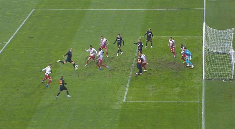 Galatasaray gole yaklaştı! Fevkalade karambol