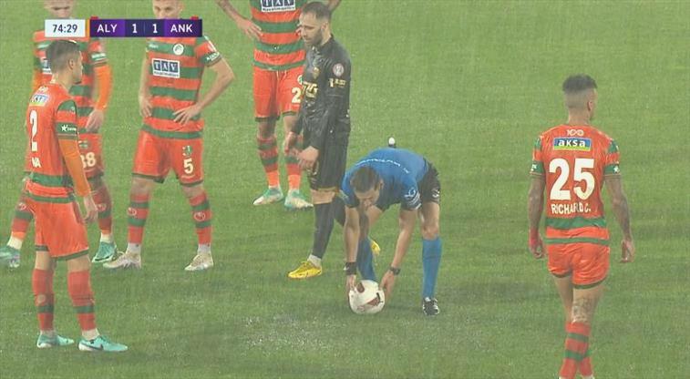 Hakemden maça devam kararı! İşte o anlar…
