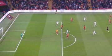 İstanbulspor direğe takıldı