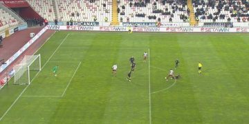 Koita’nın şutu az farkla dışarda