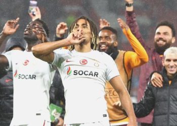 Manchester United, Sacha Boey’in peşini bırakmıyor!