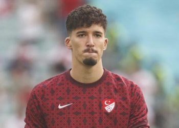 ManU, Altay Bayındır onuruna stadında Türk bayrağı dalgalandırdı