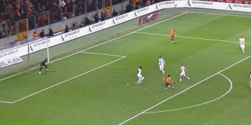 Zaha’nın şutu az farkla dışarda