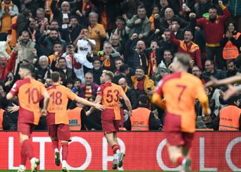 Galatasaray evinde Başakşehir’i 2 golle geçti