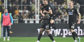 Augusto harikulade şutuyla Livakovic’i avladı!