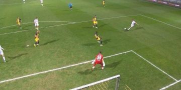 Cenk Tosun’un şutu az farkla dışarda