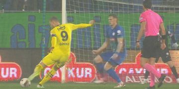 Dzeko uzaktan vurdu, Tarık parmaklarının ucuyla kurtardı