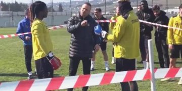 Farklı yöntem! Tartışan oyuncularına boks eldiveni giydirdi ve…