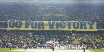 Fenerbahçe tribünlerinden maç öncesinde dev pankart!