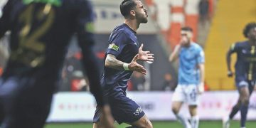 Haftanın golüne birinci aday geldi