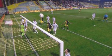 İstanbulspor direğe takıldı