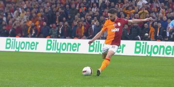 Mertens uzaklardan vurdu